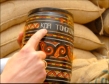 Kopi heisst Kaffee auf indonesisch. In diesen Holzgefen schicken die Bauern ihre Kaffeebohnen nach Europa.